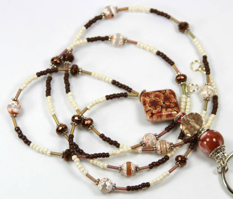 Blumen-Gänseblümchen - Perlen Plakettenhalter, Braun Schlüsselband, Plakettenhalter Blume, Blume Schlüsselband Abzeichen von NineGemsInspirations