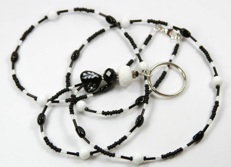 Blumige Schwarzes Herz - Glasperlen Abzeichen Halter, Glasperlen-Schlüsselband, Black Heart Lanyard von NineGemsInspirations