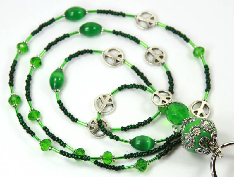 Green Peace - Glasperlen Abzeichen Halter, Beaded Lanyard, Schlüsselband Grün, Frieden Lanyard von NineGemsInspirations