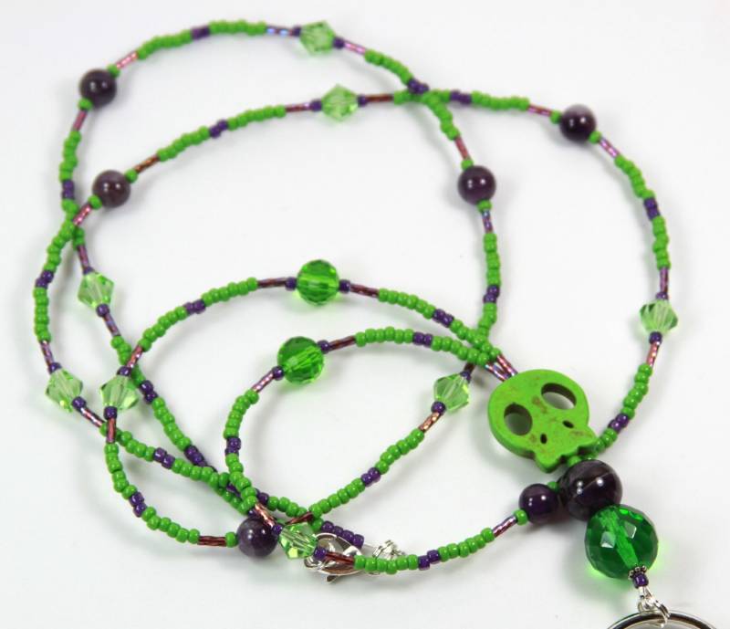 Grüner Totenkopf - Perlen Plakettenhalter, Lanyard, Schlüsselband Totenkopf von NineGemsInspirations
