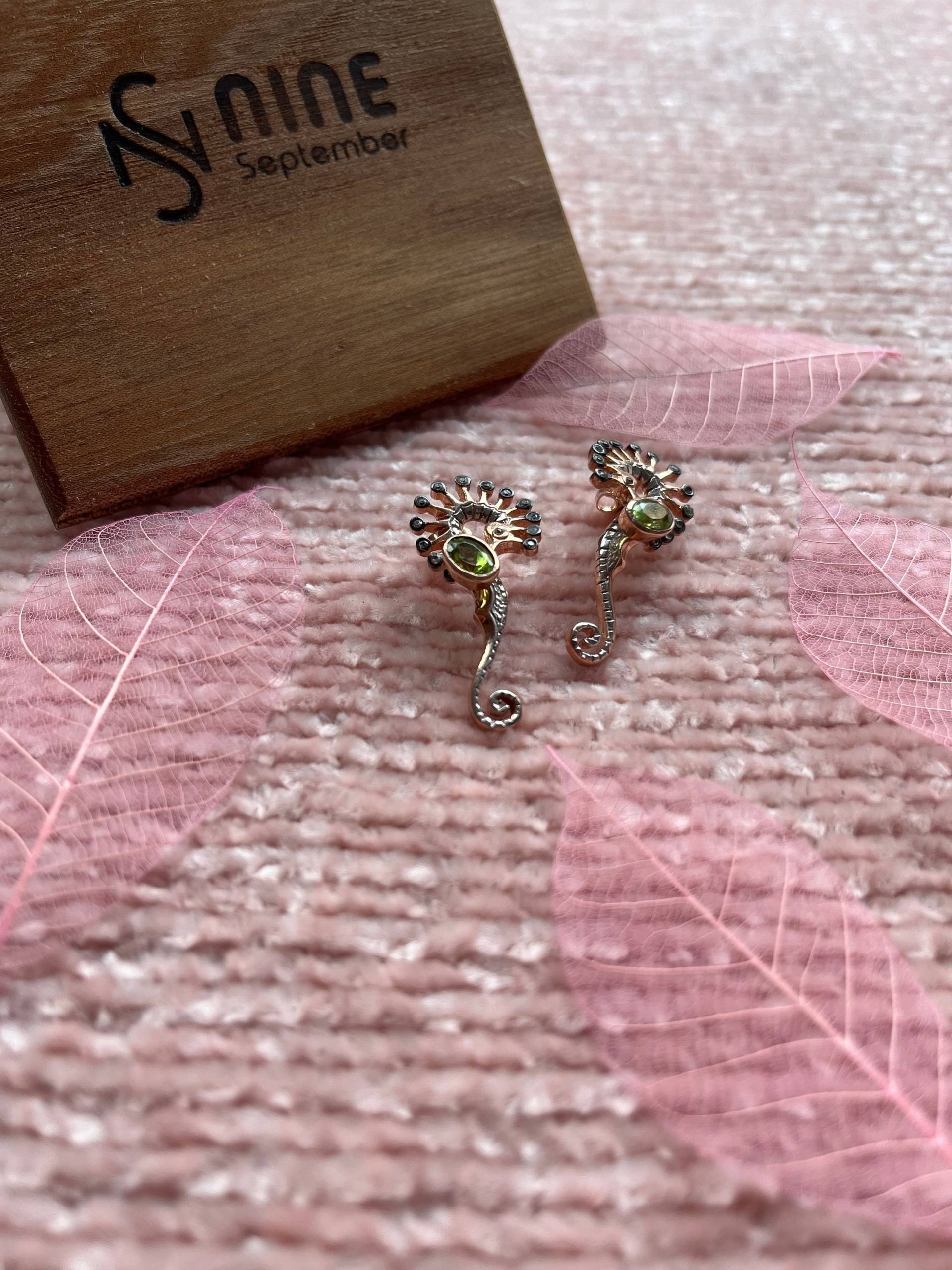 Ohrstecker Ohrringe Mit Peridot Edelstein, 925 Silber Seepferd Einzigartiges Geschenk Für Alle Gelegenheiten, Eleganter Handgemachter Schmuck Sie von NineSeptemberJewel