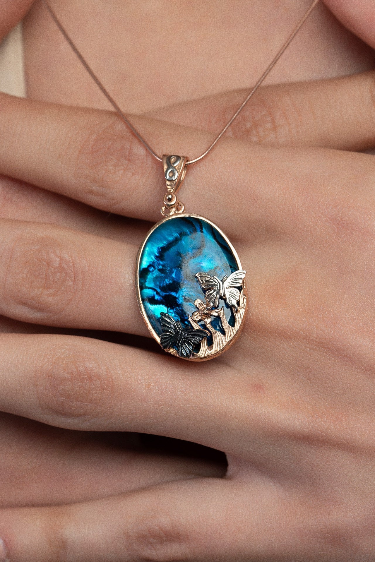 Abalone Schmetterling Halskette - Tier Und Natur Themen Einzigartiges Design Rose Vergoldet Silber Anhänger Auf Ocean Shell Abalone Schmetterling Halskette - Tier Und Natur Themen Einzigartiges Design Rose Vergoldet Silber Anhänger Auf Ocean Shell von NineSeptemberJewel