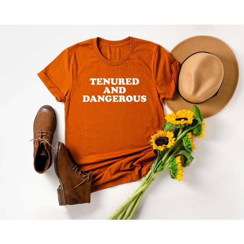 Angestellt Und Gefährliches Hemd, Tenure-Geschenke, Tenure-Professor Geschenk, Tenure-Geschenk, Graduate School Geschenke, Geschenk Für Professor von NineToNone