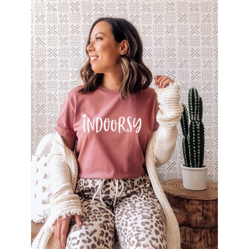 Indoorsy Shirt, Homebody Lustiges Introvertiertes Tolles Drinnen T-Shirt, Introvertierte Geschenke, Unsoziales Antisoziales Haus-T-Shirt von NineToNone