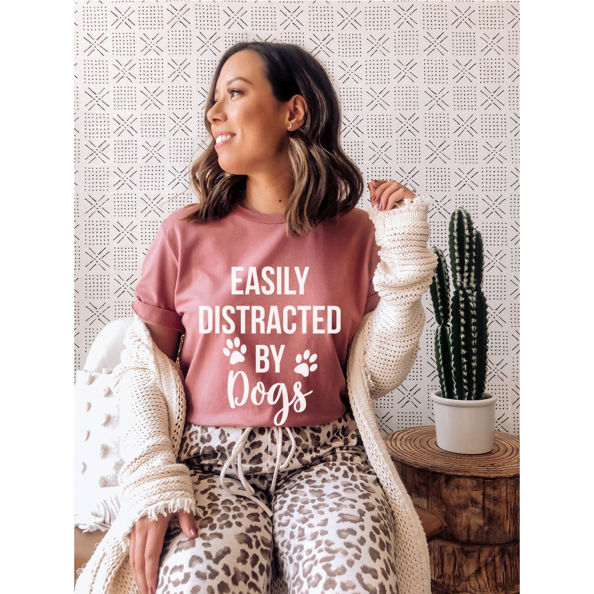 Leicht Abgelenkt Von Hunden Tshirt Hund Mama Shirt Hundeliebhaber Lustiger Geschenk Für Hundebesitzer Pelz von NineToNone