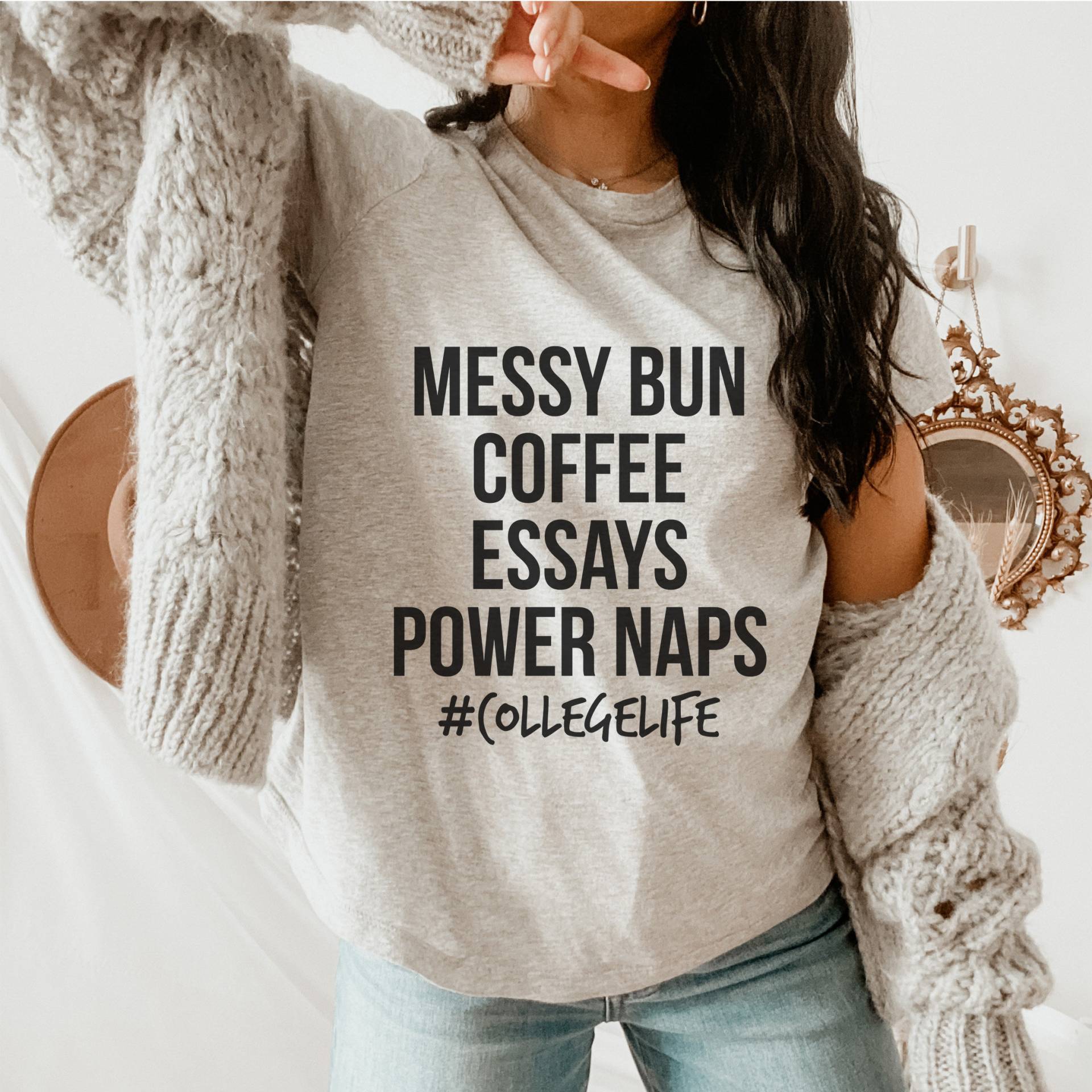 Messy Bun Kaffee Essays Power Nickerchen College Life Shirt, Lustiges Studenten Tshirt, Hart Lernen Geschenk, Süßes Studie T-Shirt, Universität von NineToNone