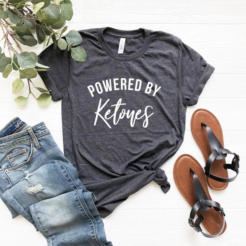 Powered By Ketones Shirt, Ketogenes Shirt Für Frauen, Ketogene Diät Geschenk, Lustige Keto Geschenke Männer, Geschenkideen, Ketose T-Shirt von NineToNone