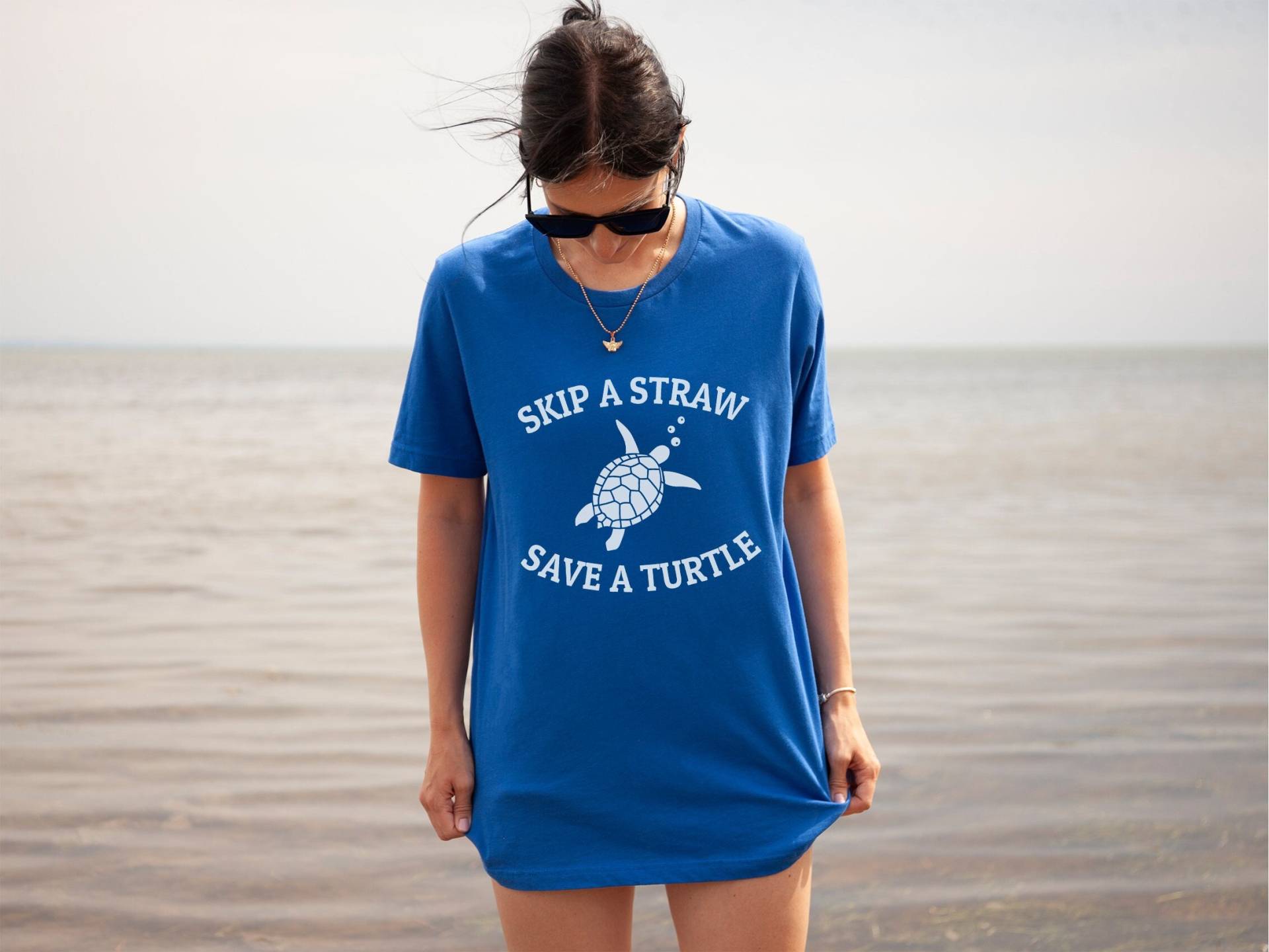 Überspringen Sie Einen Strohhalm Speichern Eine Schildkröte Shirt, Süße Strand Shirts, Surfer Geschenke, Surfen T-Shirt, Die Ozeane, Outfit Frauen von NineToNone