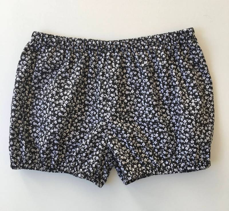 Iyengar Yoga Shorts Schwarz Mit Weissen Blümchen-Yogabloomer-Shorts Iyengar Yoga Shorts Schwarz Mit Weissen Blümchen-Yogabloomer-Shorts von NinesYogaShorts