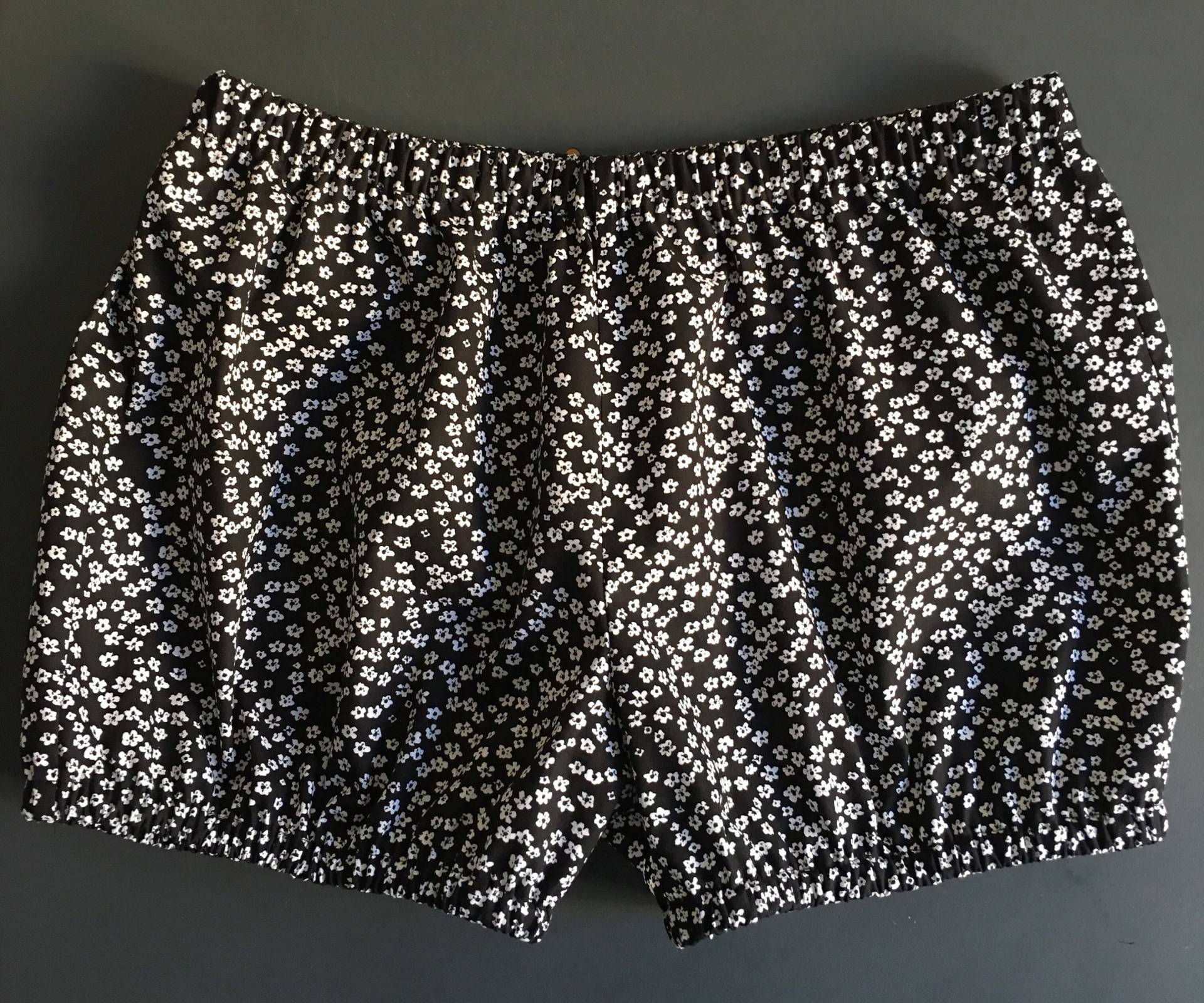 Iyengaryogashorts-Noir Avec Fleurs Blanches-Yogaloomer-Baumwolle Iyengaryogashorts-Noir Avec Fleurs Blanches-Yogaloomer-Baumwolle von NinesYogaShorts