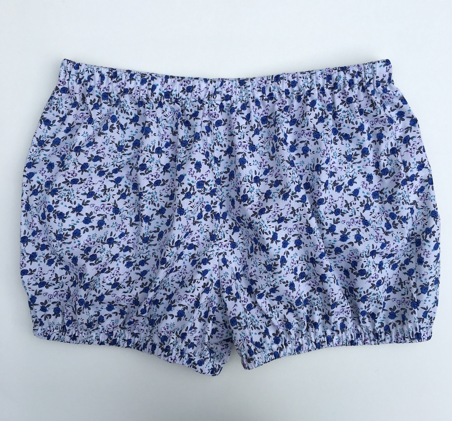 Yogashorts Iyengar Yoga-Weiss Mit Blauen Blumen Und Grauen Blättern-Bloomer-Shorts Yogashorts Iyengar Yoga-Weiss Mit Blauen Blumen Und Grauen Blättern-Bloomer-Shorts von NinesYogaShorts