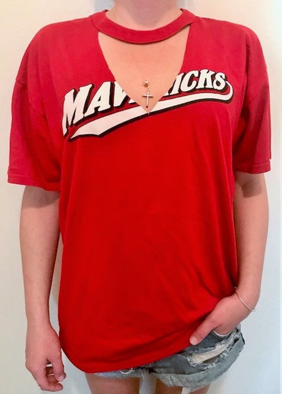 Jahrgang Dallas Mavericks Super Weiches Halsband Hals V Neck T-Shirt-Gehen Mavs Jahrgang Dallas Mavericks Super Weiches Halsband Hals V Neck T-Shirt-Gehen Mavs von NineteesCo