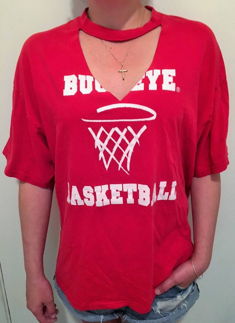 Jahrgang Osu Buckeyes Basketball Nuthouse Halsband Hals V Neck T-Shirt - Super Soft Ohio Zustand Gehen Buckeyes Jahrgang Osu Buckeyes Basketball Nuthouse Halsband Hals V Neck T-Shirt - Super Soft Ohio Zustand Gehen Buckeyes von NineteesCo