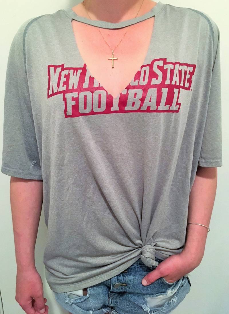 Neue Bundesstaat Mexiko Fußball Halsband Hals V Wärme Gear T-Shirt-Gehen Aggies Neue Bundesstaat Mexiko Fußball Halsband Hals V Wärme Gear T-Shirt-Gehen Aggies von NineteesCo