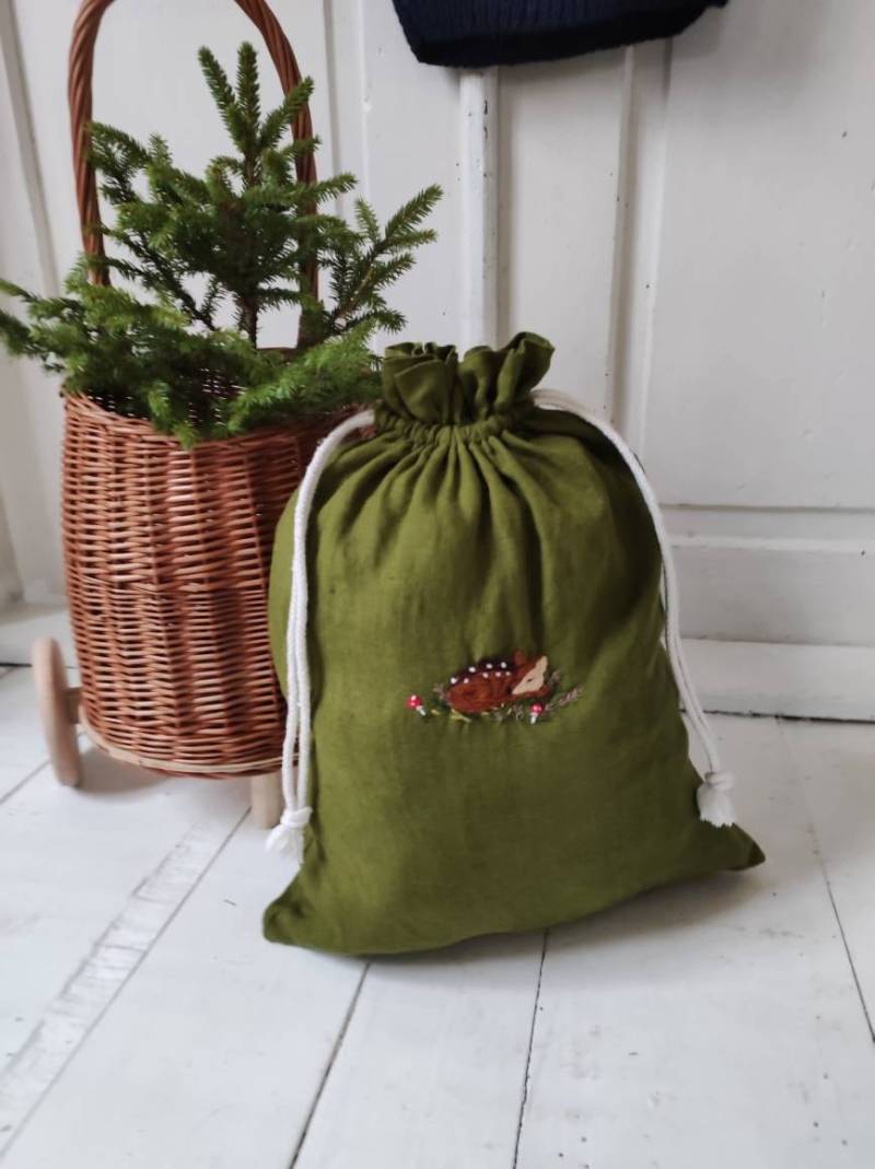 Versandfertig/Wiederverwendbare Leinenbeutel Mit Handgesticktem Reh Bestickter Leinenspielzeug Leinen-Weihnachtsbeutel von NinisAndFamily