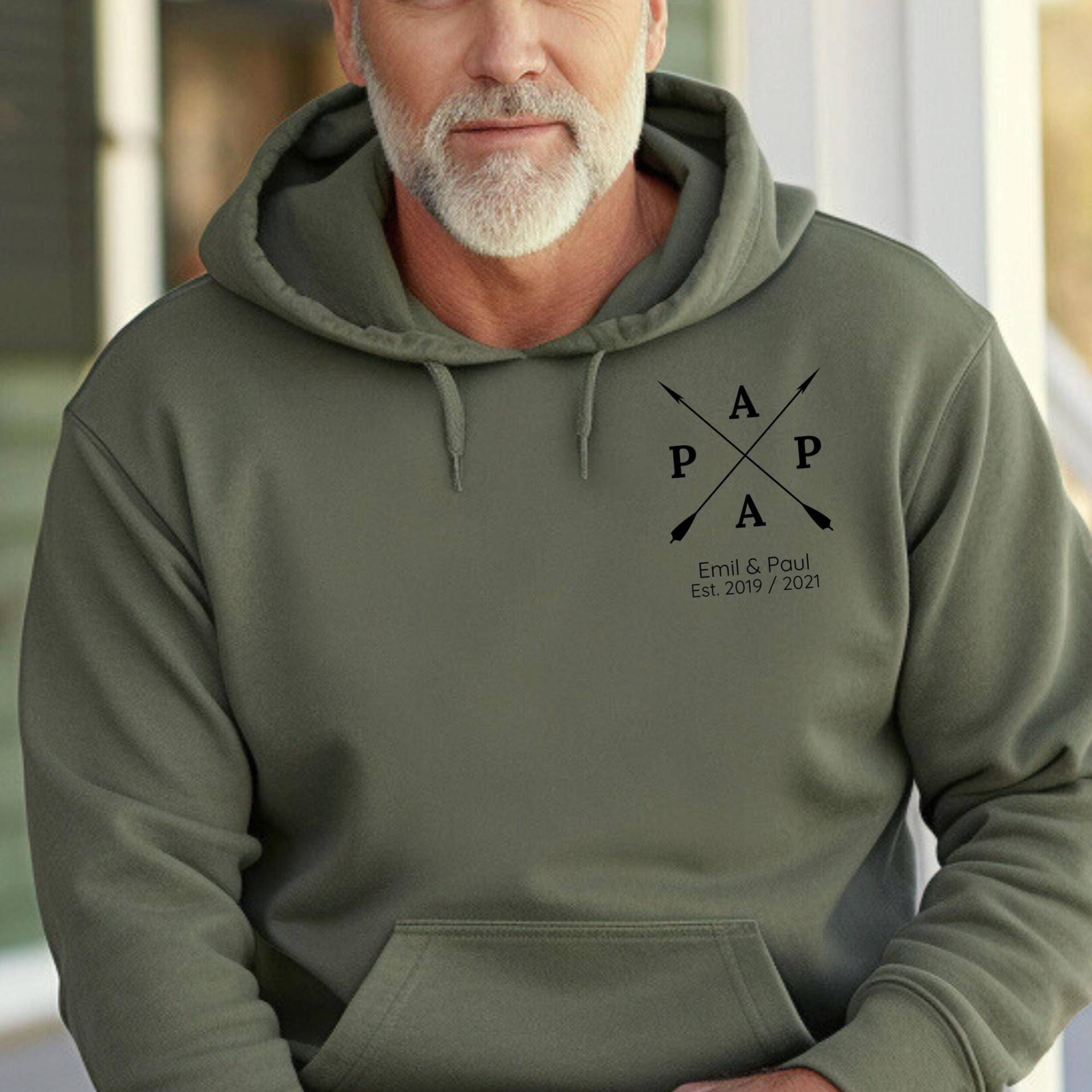 Personalisierter Papa Hoodie Mit Namen Und Jahreszahl Pulli Geschenk Sweatshirt Weihnachtsgeschenk Sweaty Weihnachten Kapuzenpullover von NinisDesignWorld