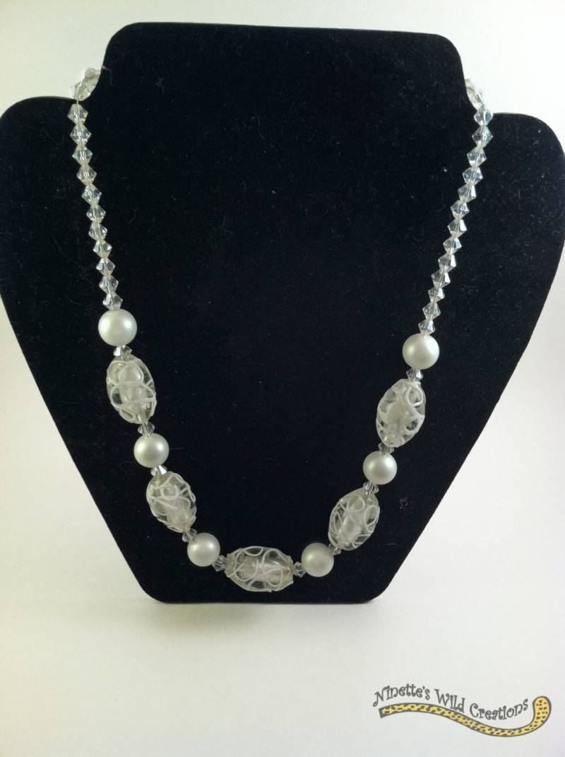 Boho, Chunky, White, Statement Halskette, Armband & Ohrringe Set .. Emert Glasperlen, Swarovski Crystal Glasperlenartige Perlen N018 Boho, Chunky, White, Statement Halskette, Armband & Ohrringe Set .. Emert Glasperlen, Swarovski Crystal Glasperlenartige Perlen N018 von NinsWildCreations