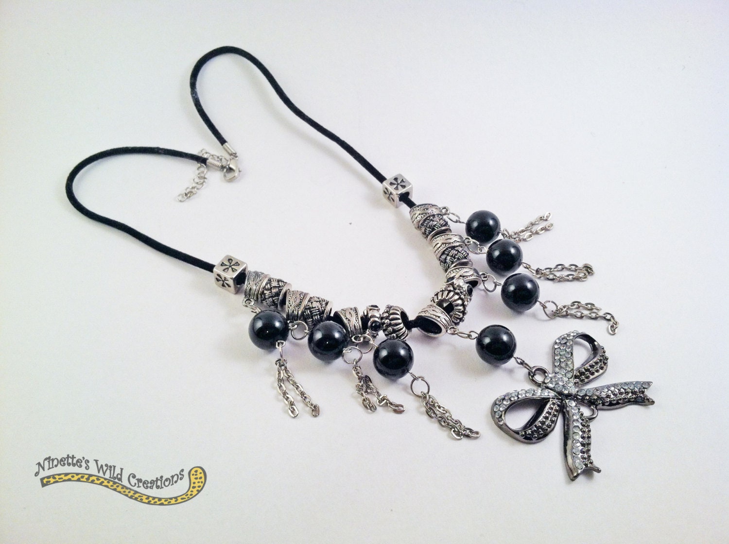 Boho Schwarz Und Silber Halskette Set ...silber Akzent Perlen Kristall Verzierte Bogen Anhänger ...velvet Cord ...armband ...ohrringe - N023 Boho Schwarz Und Silber Halskette Set ...silber Akzent Perlen Kristall Verzierte Bogen Anhänger ...velvet Cord ...armband ...ohrringe - N023 von NinsWildCreations