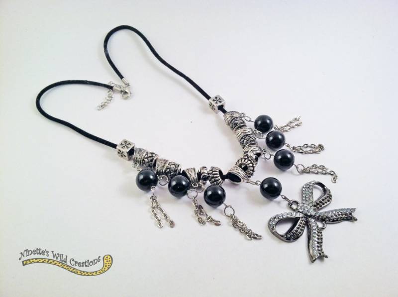 Boho Schwarz Und Silber Halskette Set ...silber Akzent Perlen Kristall Verzierte Bogen Anhänger ...velvet Cord ...armband ...ohrringe - N023 von NinsWildCreations