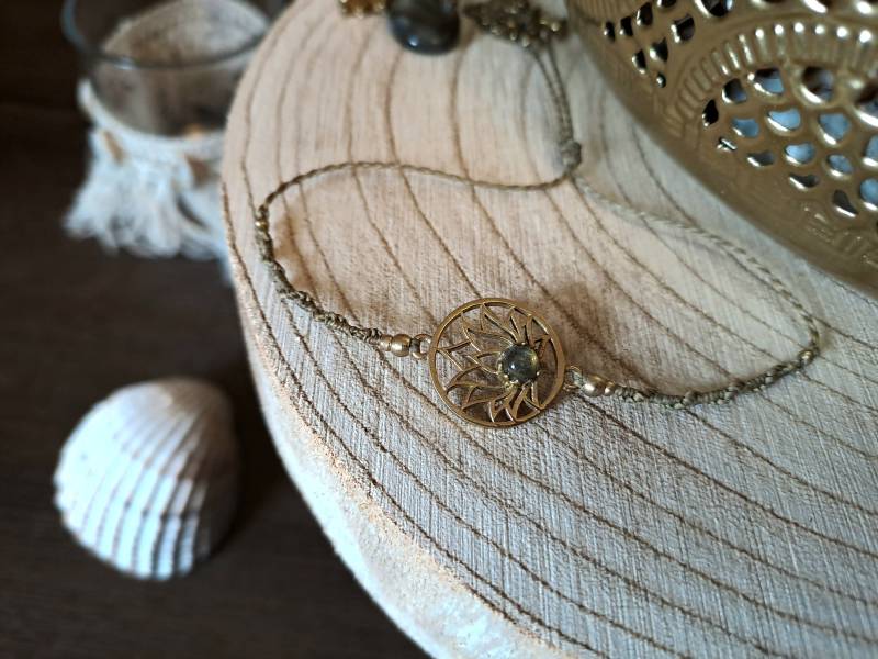 Armband Mit Labradorit Und Messingperlen Makramee von NippesCraft