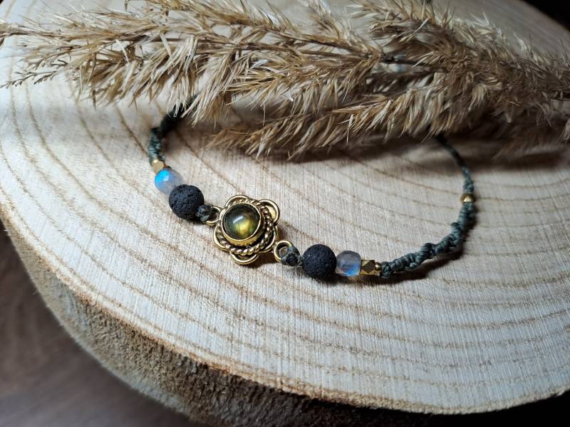 Armband Mit Mondstein Und Messingperlen, Makramee von NippesCraft