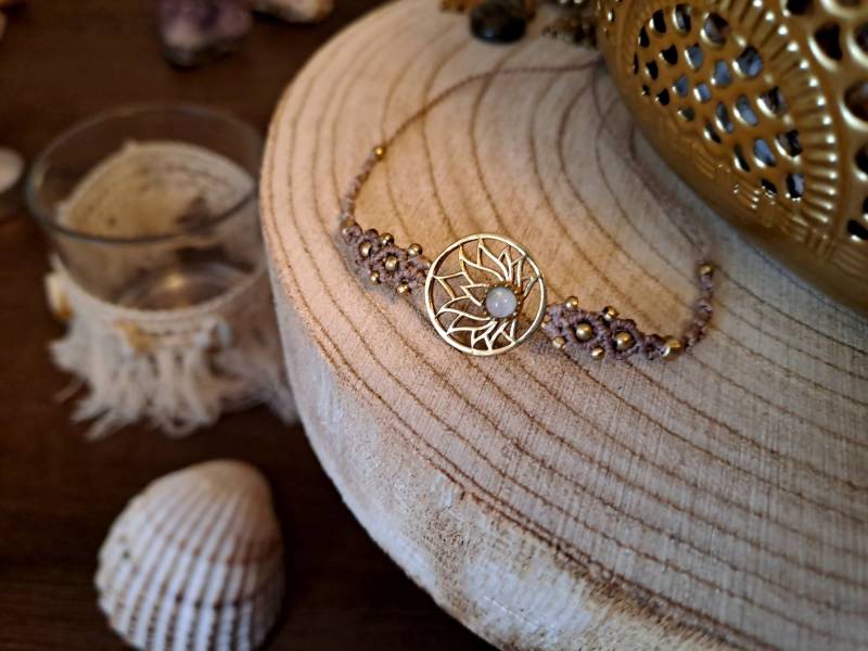 Armband Mit Mondstein Und Messingperlen Makramee von NippesCraft