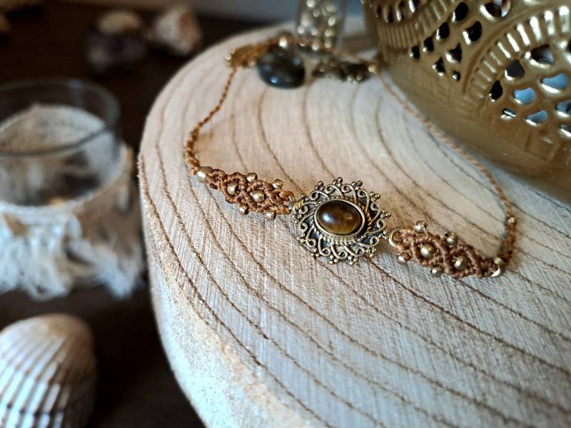Armband Mit Tigerauge Und Messingperlen Makramee von NippesCraft