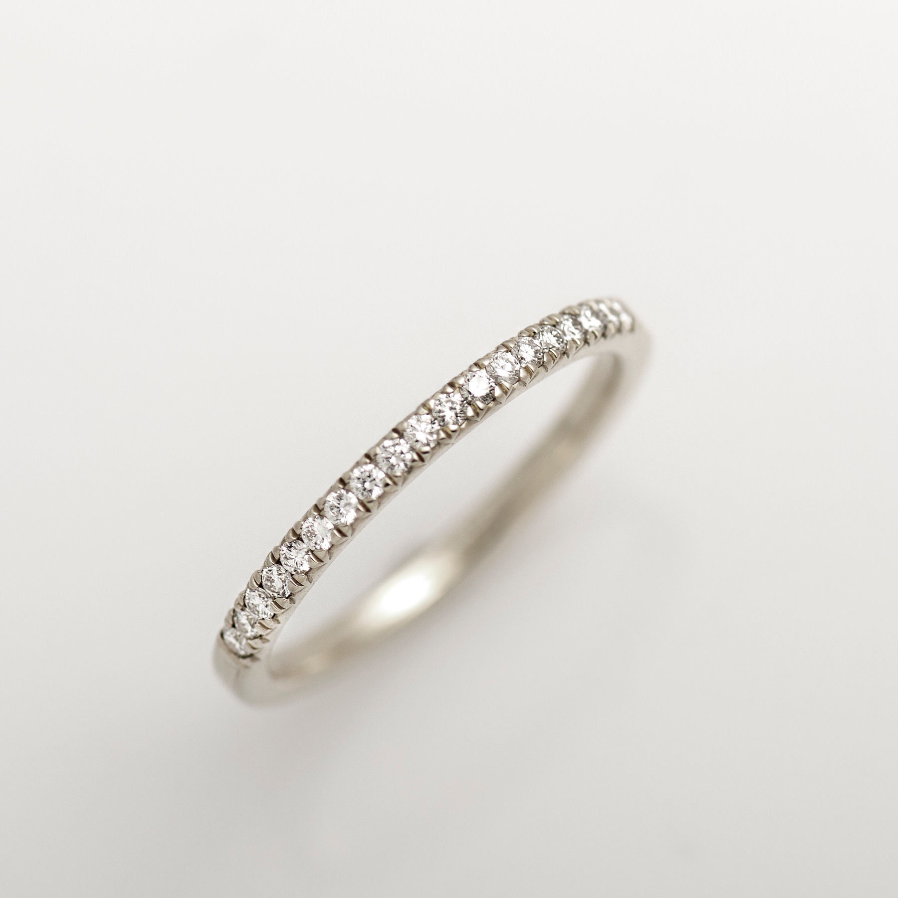 1, 4mm Dünner Pave' Ring, 14K/18K Weißgold, Halb Ewigkeit Diamanten Ehering, Seitlicher Stapeldiamant Dünner Passender Ring von NirOliva
