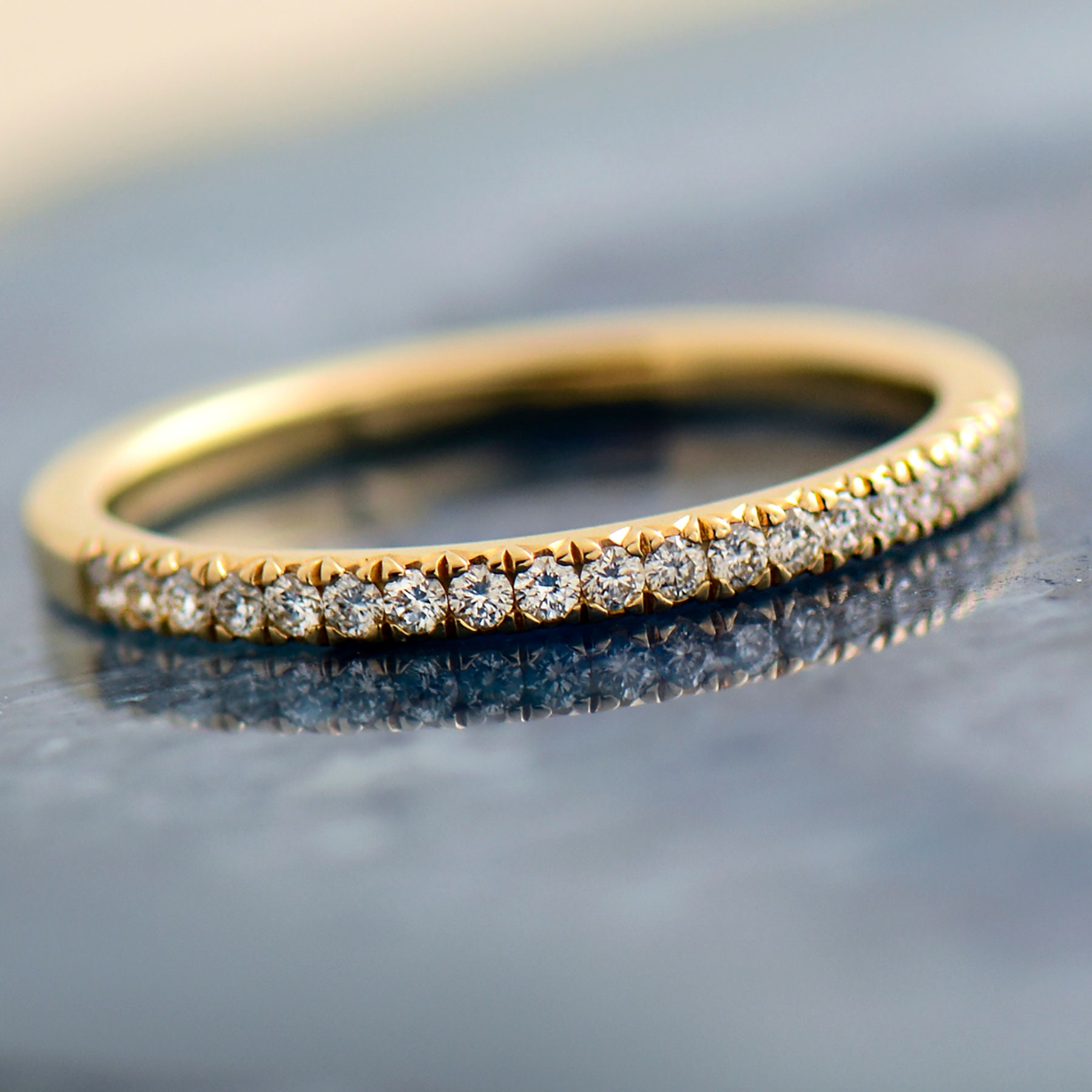 1, 7mm Dünner Pave' Ring, 14K/18K Gelbgold, Halb Ewigkeit Diamanten Ehering, Seitlicher Stapeldiamant Dünner Passender Ring von NirOliva