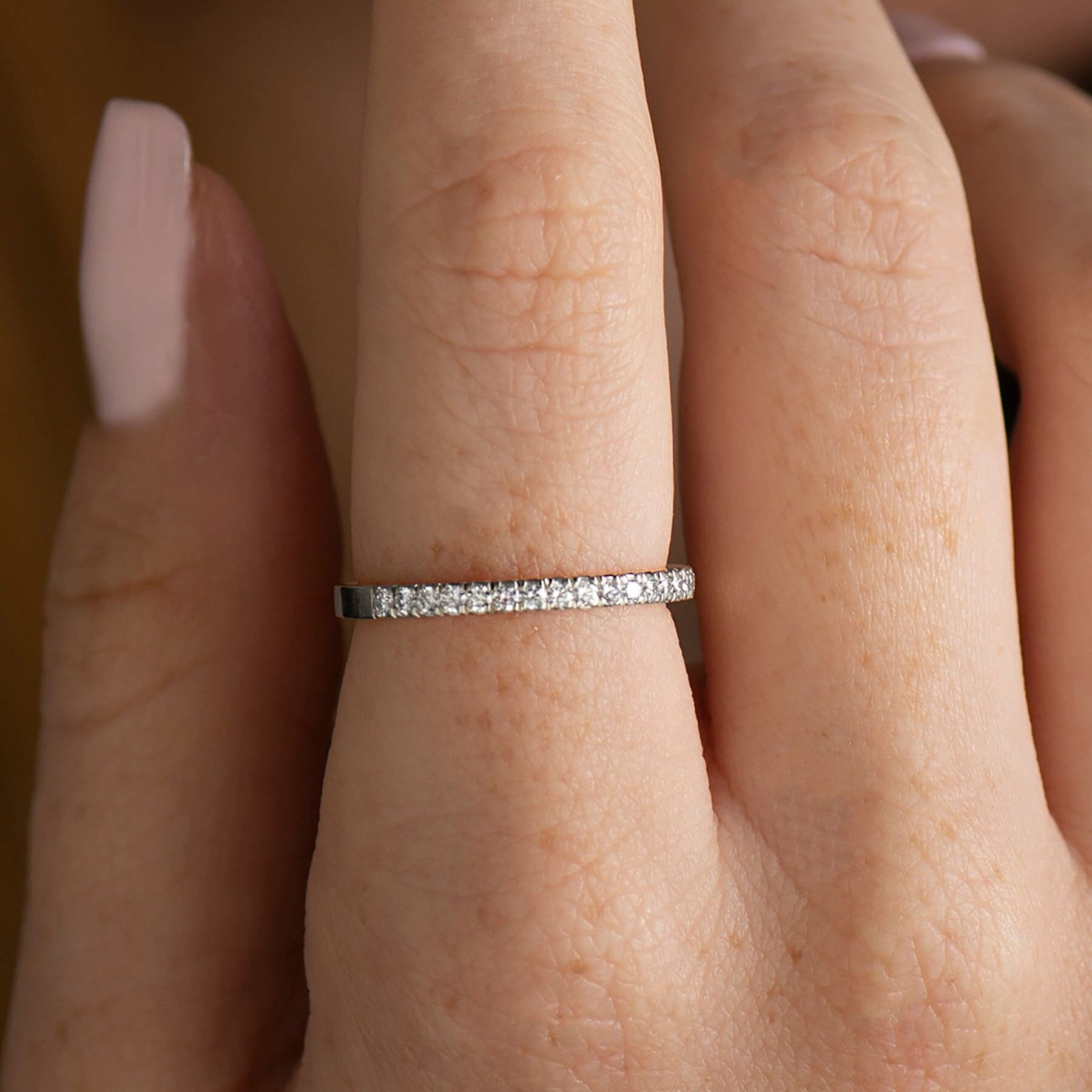 1, 7mm Dünner Pave' Ring, 14K/18K Weißgold, Halb Ewigkeit Diamanten Ehering, Seitlicher Stapeldiamant Dünner Passender Ring von NirOliva