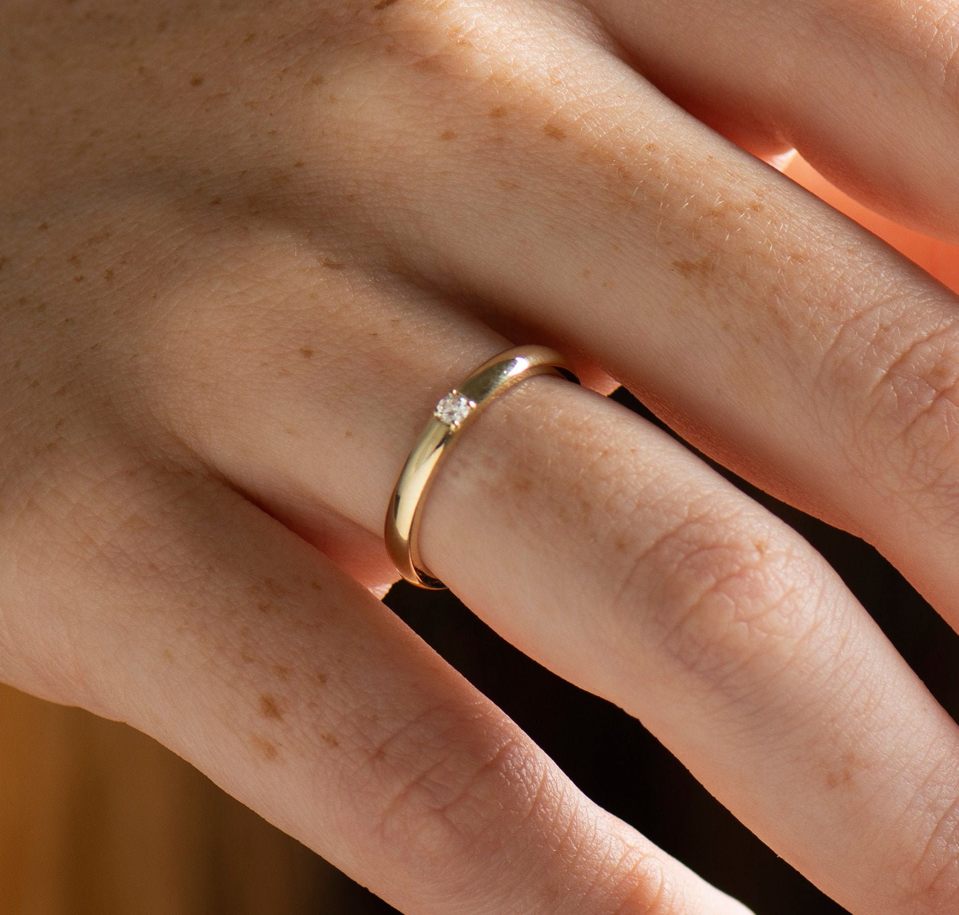 2.5 Mm Single Diamant Ring, 14K/18K Gelbgold, Glatter Ehering, Stapelring, Zierlicher Versprechen Ring von NirOliva