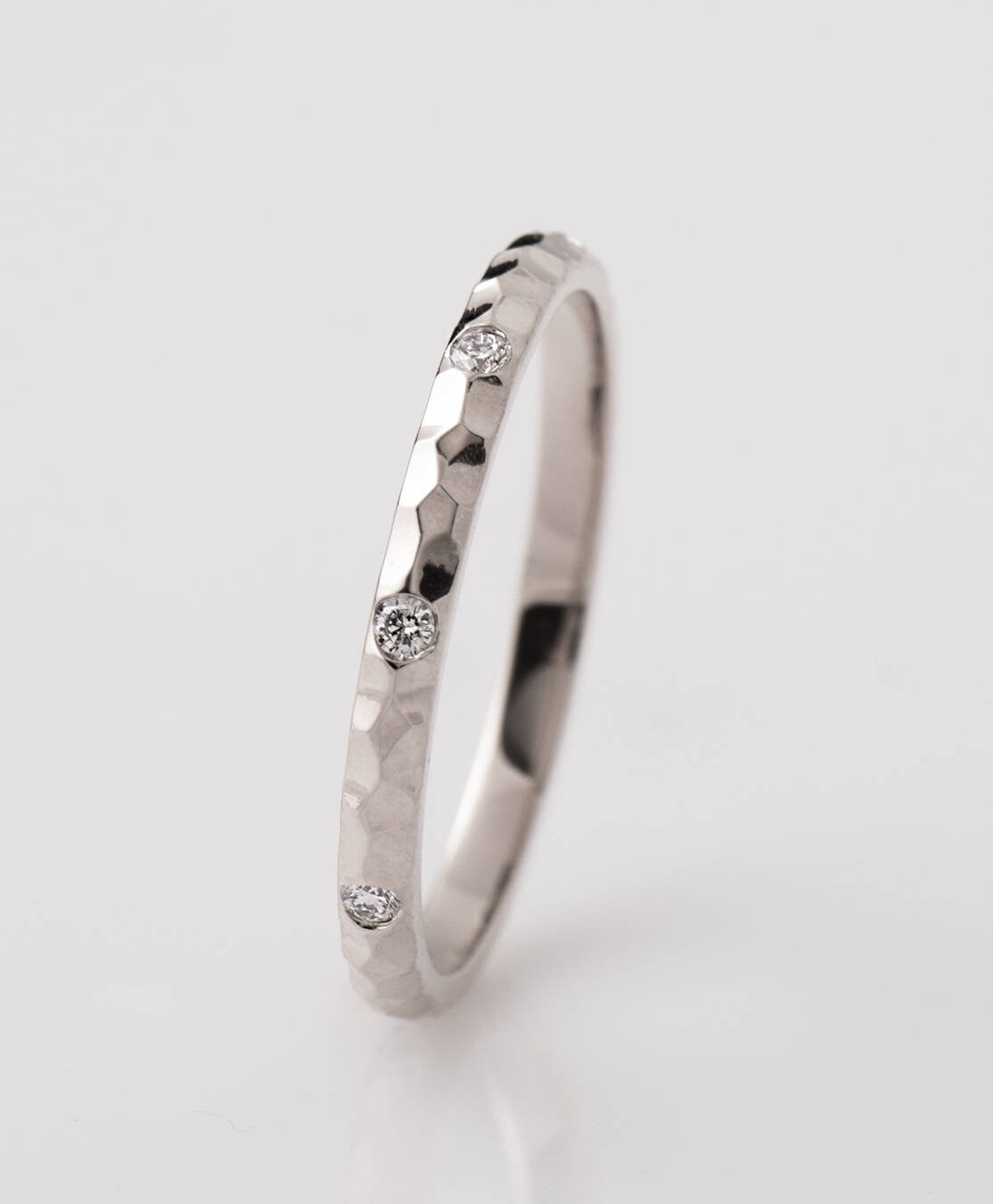 2 Mm Breit, Gehämmert Strukturierte Ring 8 Gleichmäßig Rau Trauring Diamanten Ring, 14K/18K Weißgold, Jubiläumsring, Textur-Ring von NirOliva