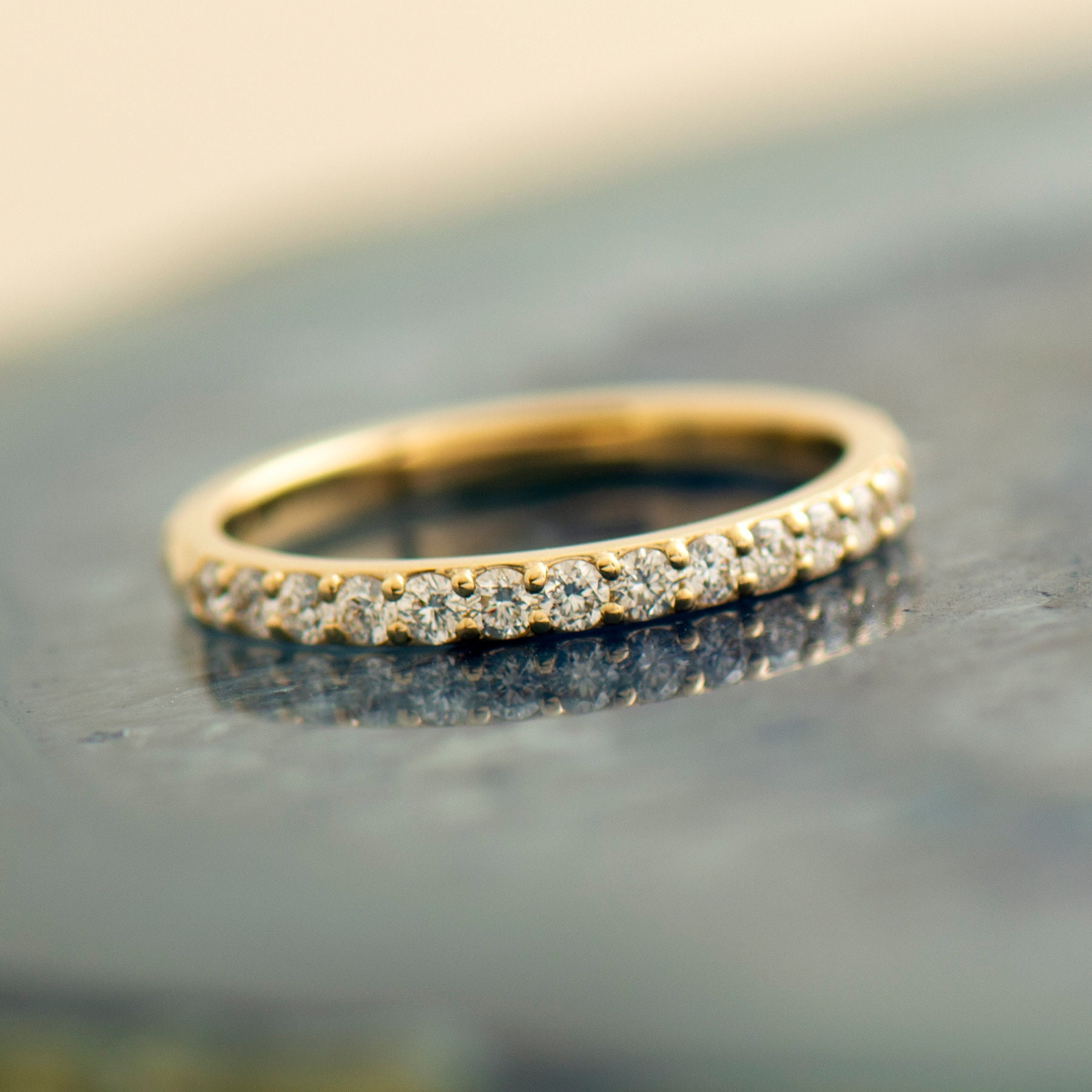 2 Mm Gehämmerter Pave Diamant Ring, 14K/18K Gelbgold, Halb Ewigkeit Stapelring, Ring von NirOliva