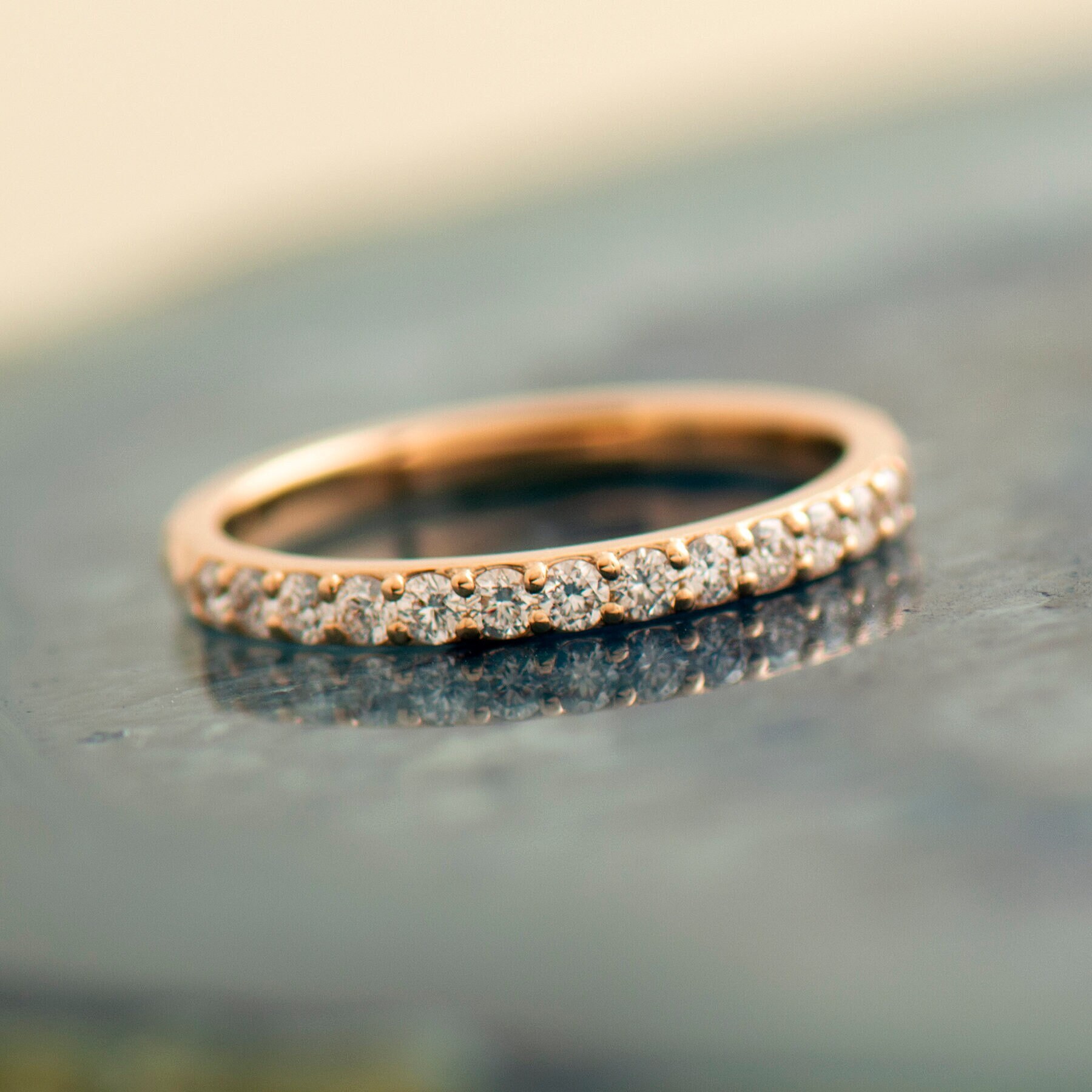 2 Mm Gehämmerter Pave Diamant Ring, 14K/18K Gold, Halb Ewigkeit Stapelring, Gold Ring von NirOliva