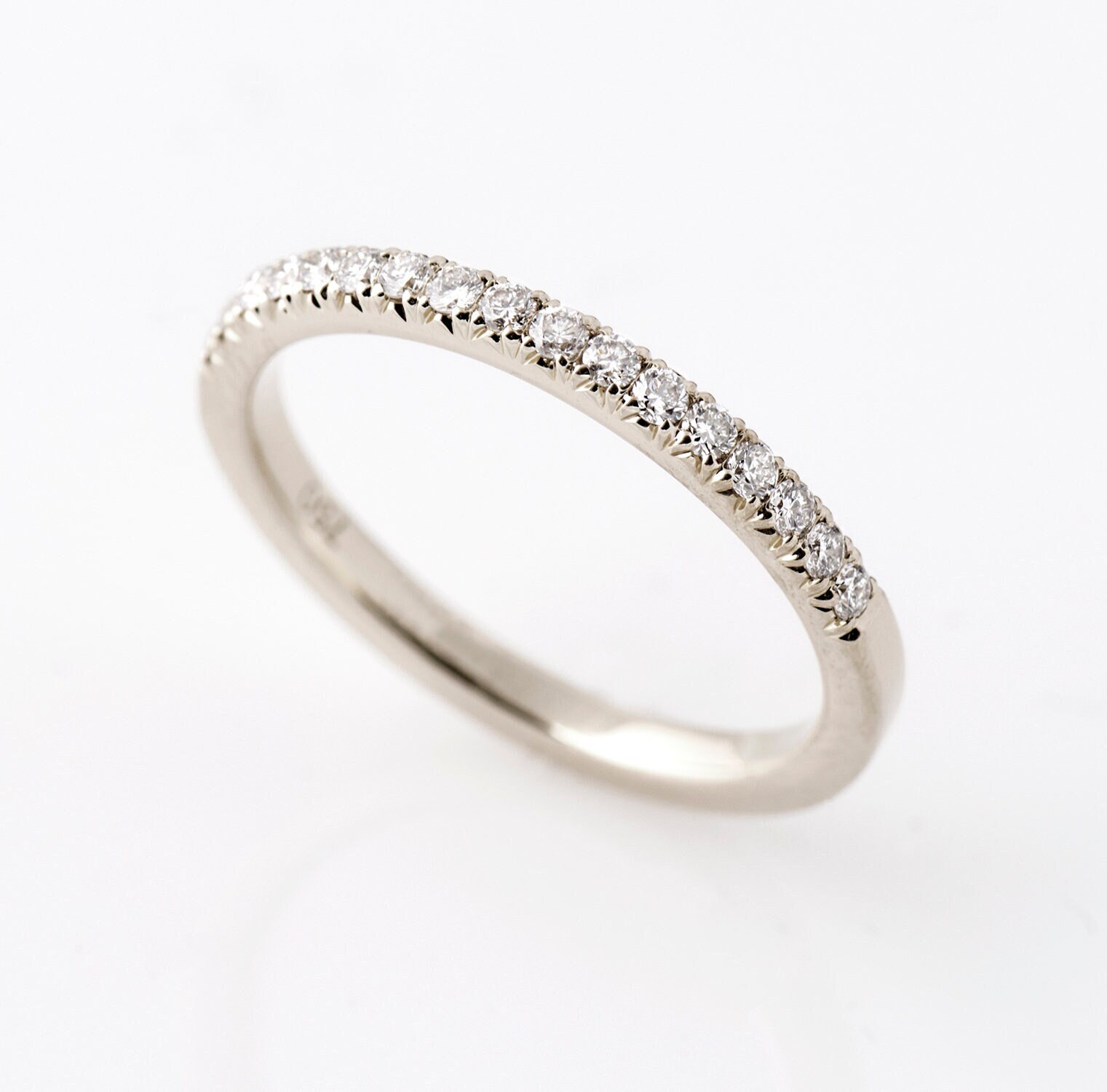 2 Mm Pave Diamant Ring, 14K/18K Weißgold, Halbe Ewigkeit Eternity Stack Band, Diamanten Ehering, Stapelring von NirOliva