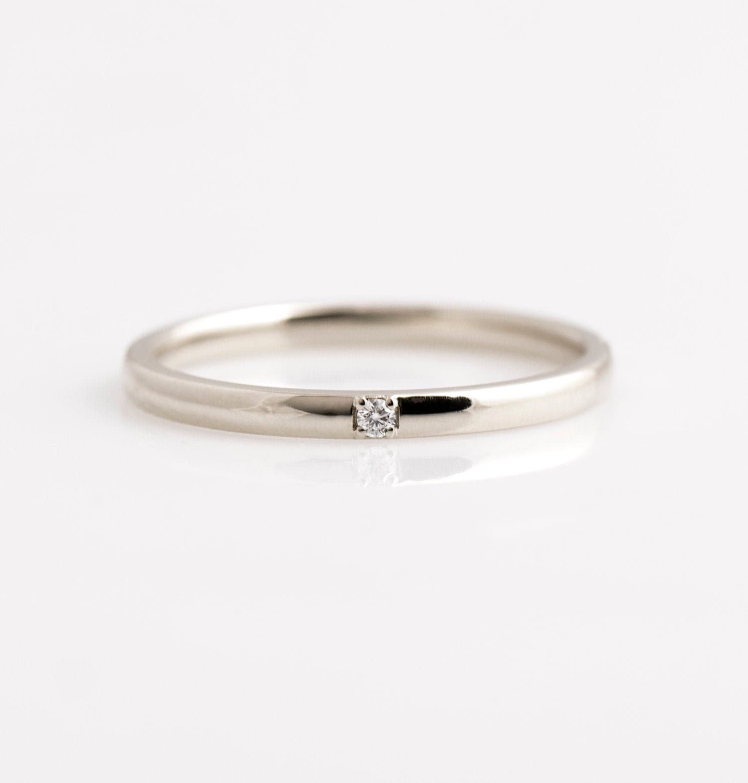 2 Mm Single Diamond Ring, 14K/18K Weißgold, Glatter Ehering, Diamant Stapelring, Zierliche Versprechensring, Geschenk von NirOliva