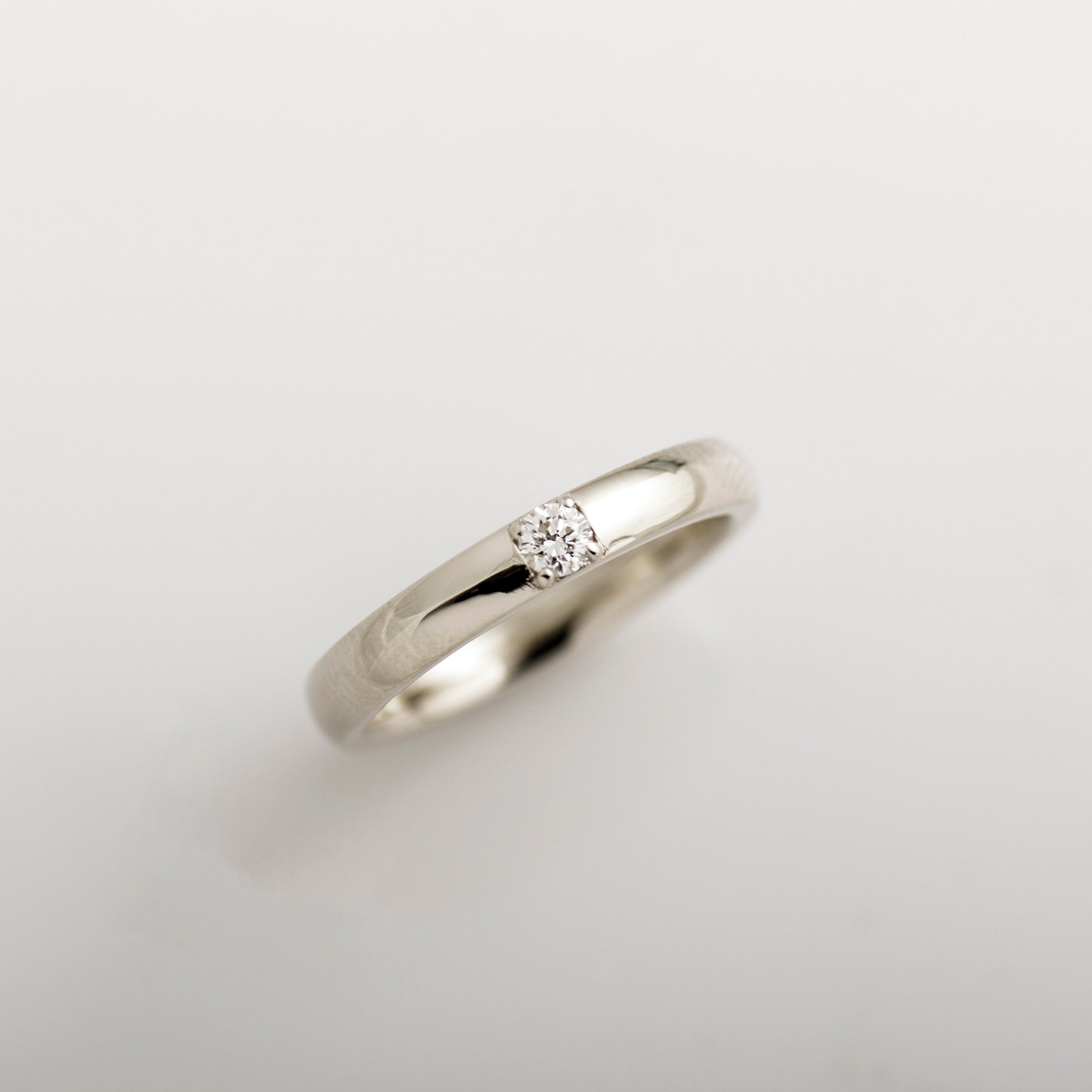 3 Mm Single Diamond Ring, 14K/18K Weißgold, Glatter Ehering, Diamant Stapelring, Zierliche Ringe, Versprechensring von NirOliva