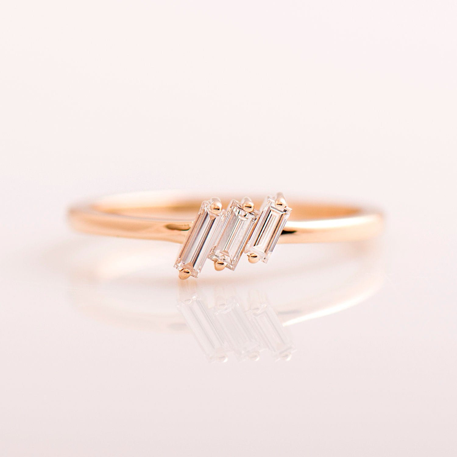 Baguette Diamant-Ring, 14K/18 K Rose Gold, Cluster-Ring, Drei Stein Ring, Stapelring, Dünne Verlobungsring, Art-Deco-Ring von NirOliva