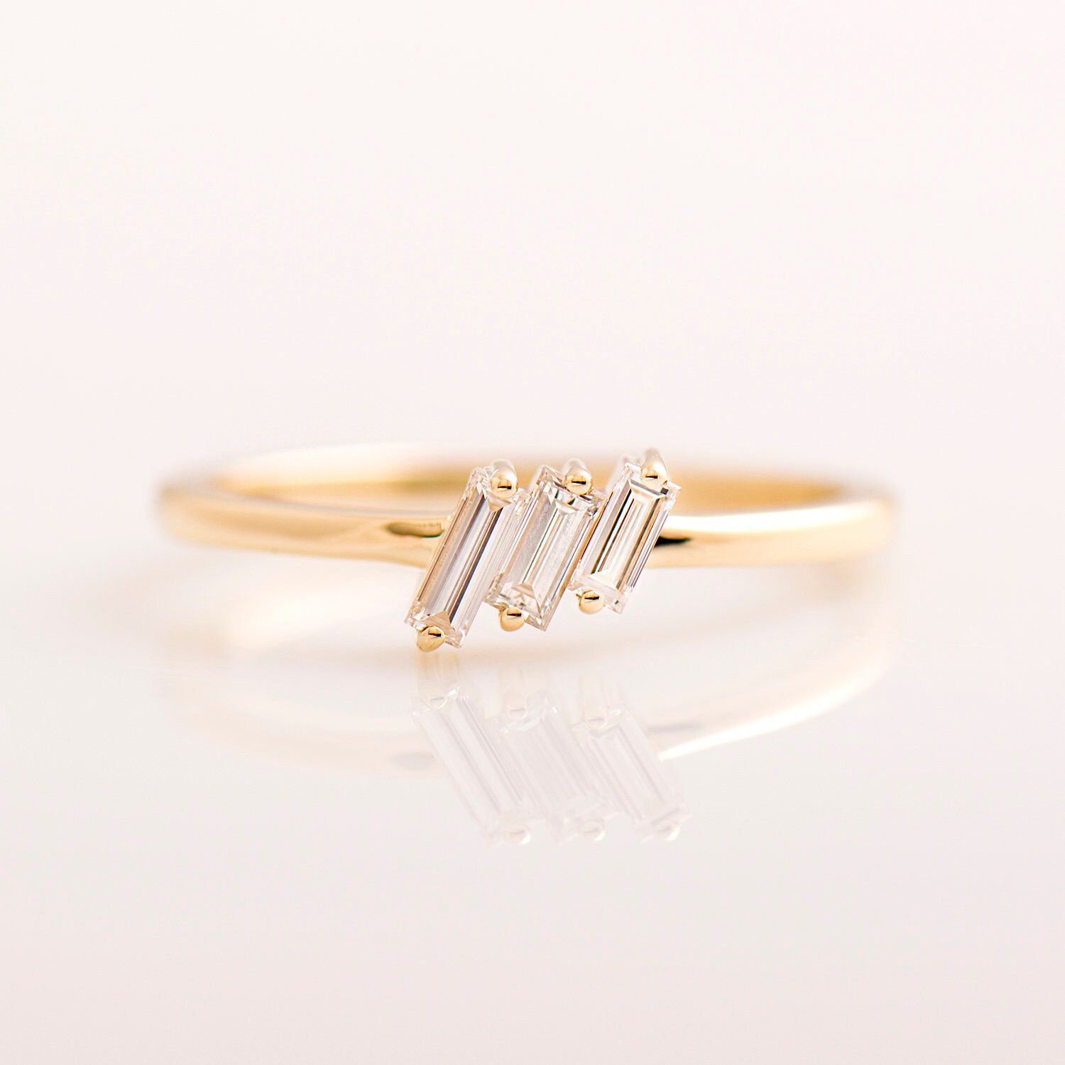 Baguette Diamant Ring, 14K/18K Gelbgold, Cluster Drei Stein Stapelring, Dünner Verlobungsring, Art Deco Ring von NirOliva