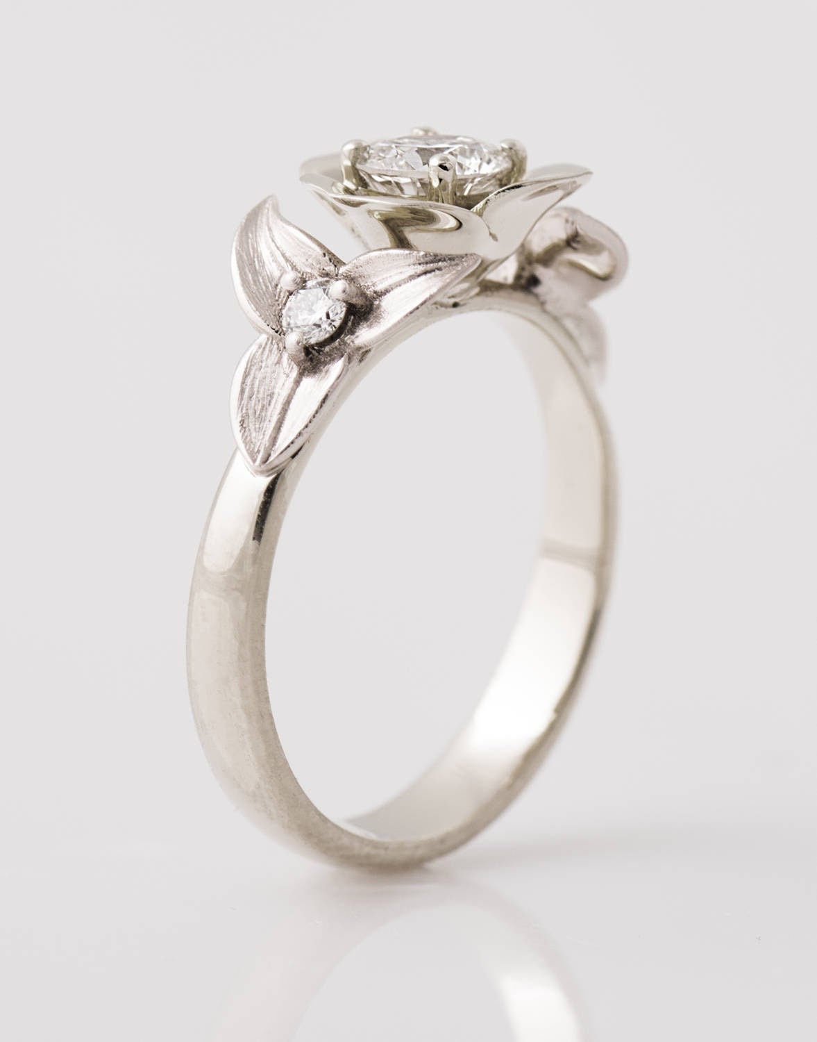 Blume & Blätter Verlobungsring, 14K/18K Weißgold, Einzigartiger Natur Inspiriert, Blatt Ring, Blumen Diamant Jugendstil von NirOliva