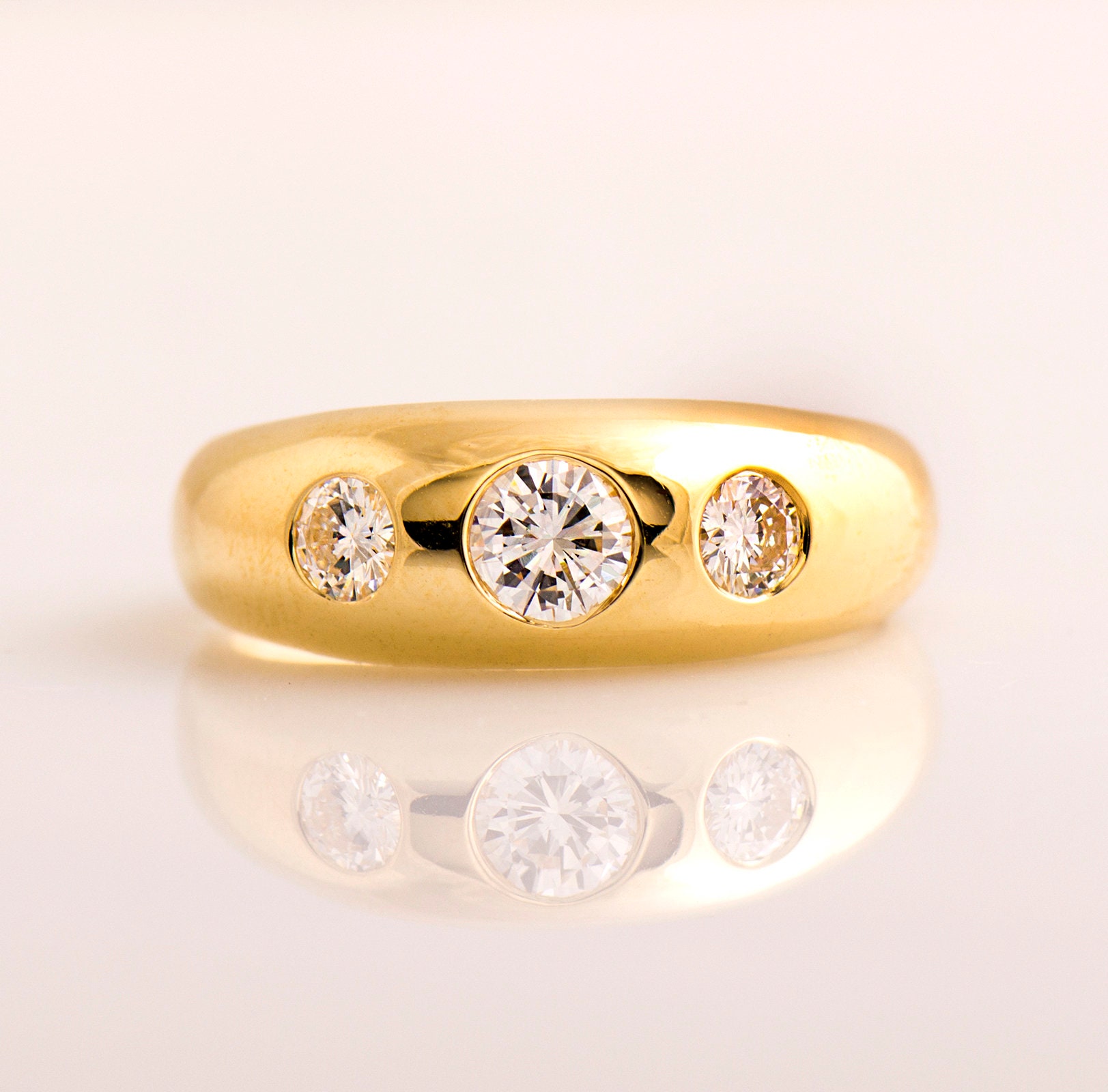 Bombe Verlobungsring, 14K/18K Gelbgold, Universum Ring, 3 Stein Lünette Diamant Drei Chunky Ring von NirOliva