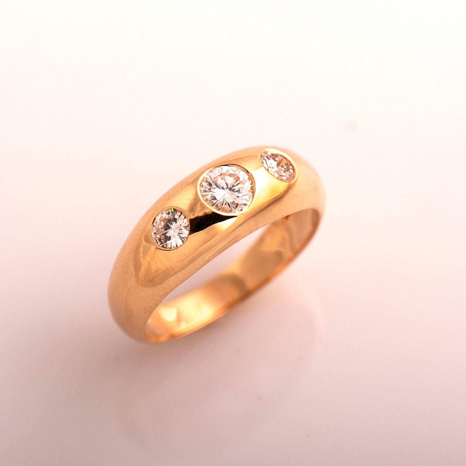 Bombe Verlobungsring, 14K/18K Roségold, Universum Ring, 3 Stein Lünette Diamant Drei Chunky Ring von NirOliva