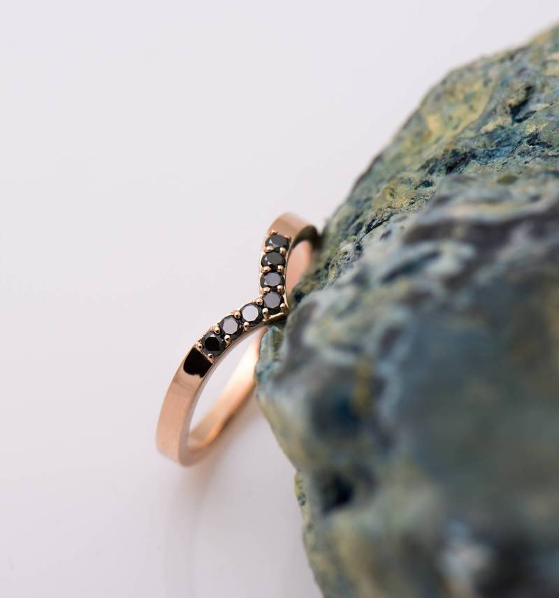 Breiter V-Form, Schwarzer Diamant Ring, Ehering Mit Schwarzen Diamanten, Chevron 14K/18K Rosegold V Moderner Stapelring Gold von NirOliva