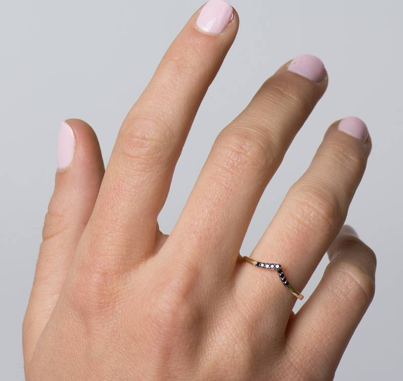 Chevron Ring, 14K ~ 18K Gelbgold Stapelbarer Band Mit Schwarzen Diamanten, V-Förmiger Zierlicher Gold Und Ehering von NirOliva