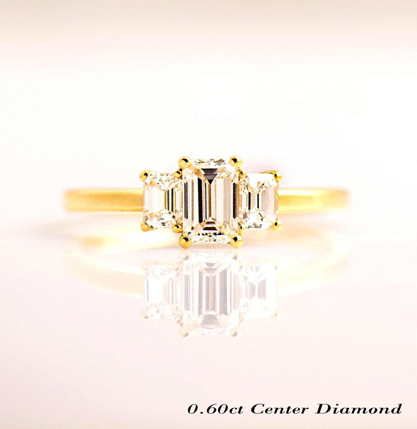 Drei Stein Smaragd Ring, 14K/18K Gelbgold, Smaragdschliff Diamant Einzigartiger Verlobungsring, 3 Steine von NirOliva