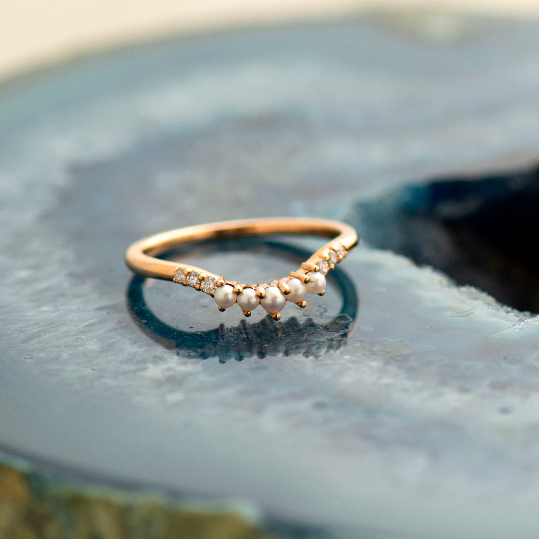 Ehering, 14K Rose Gold, 18K Gold Ring, Krone Perlen Stapel V Diamant Band von NirOliva