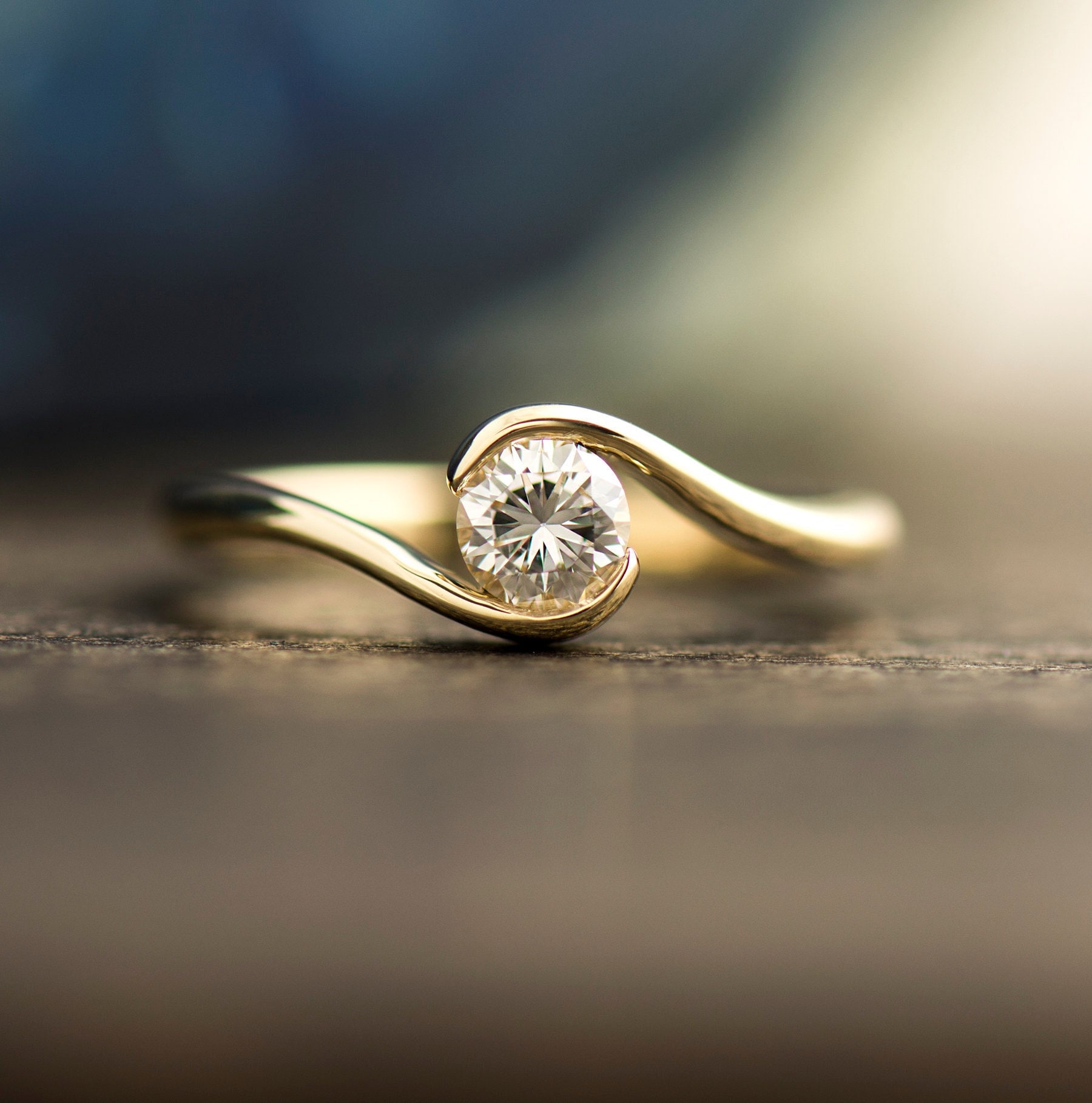 Gedrehter Verlobungsring, 14K Gelbgold, Solitär Diamant Ring, Halb Lünette Zarter Yin Yang Wickel Verlobungsring von NirOliva