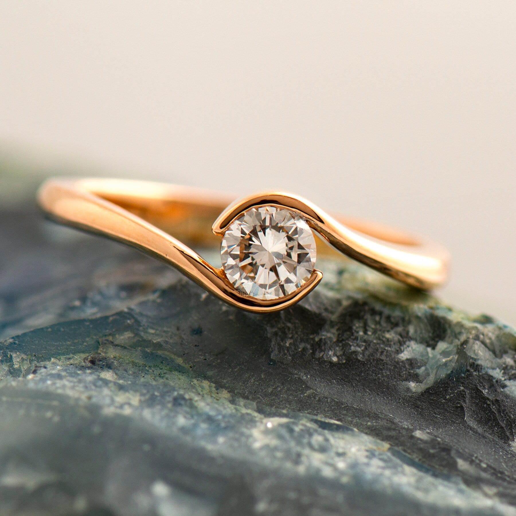 Gedrehter Verlobungsring, 14K Roségold, Solitär Diamant Ring, Halb Lünette Zarter Yin Yang Wickel Verlobungsring von NirOliva