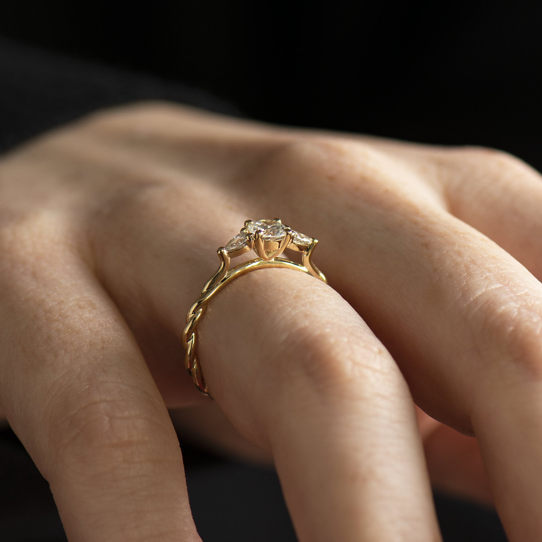 Geflochtener Drei-stein-Ring, 14K Gelbgold, 18K Goldring, Einzigartiger Verlobungsring, Geflochtener Ring, Rund - Und Birnendiamantenring von NirOliva
