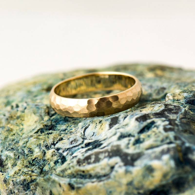 Gehämmerter Texturierter Ehering, 14K/18K Gelbgold, Grober Facettierter Unisex Trauringe, Matter Ehering von NirOliva